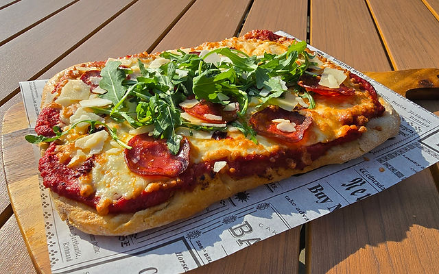 Perinteinen lankkupizza tarjoiltuna laudalta